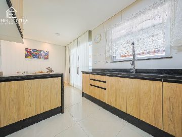 COZINHA COM PLANEJADOS INTEGRADA COM AS SALAS DE ESTAR E JANTAR