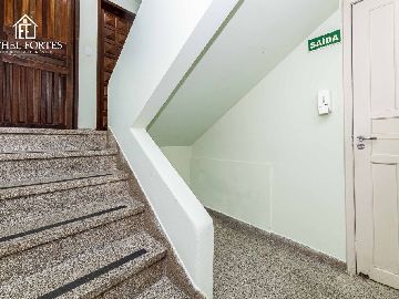 PEQUENO LANCE DE ESCADA DE ACESSO AO APARTAMENTO