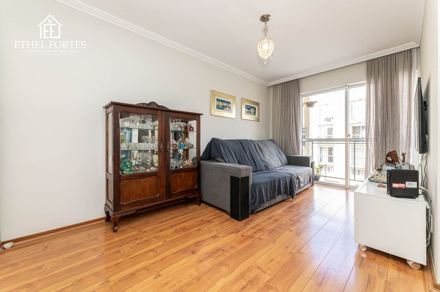 SALA ESPA�OSA, BEM ILUMINADA, COM SACADA E PISO LAMINADO