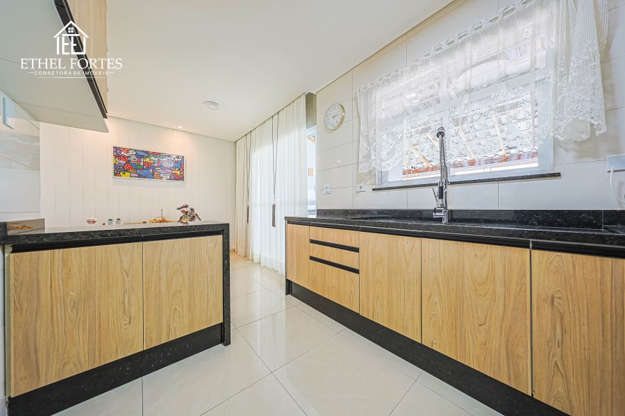 COZINHA COM PLANEJADOS INTEGRADA COM AS SALAS DE ESTAR E JANTAR