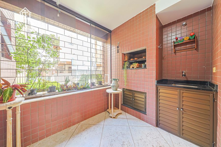 SACADA COM CHURRASQUEIRA À CARVÃO