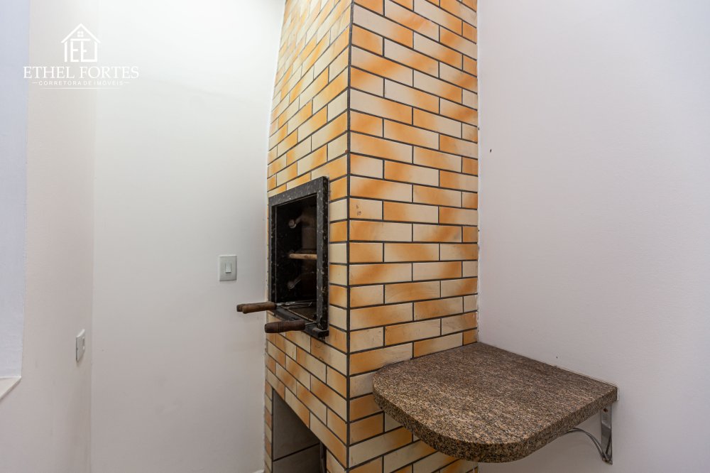 CHURRASQUEIRA EM �REA COBERTA