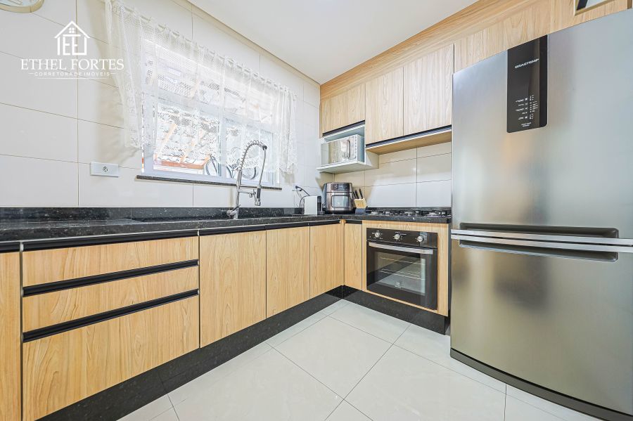 COZINHA COM PLANEJADOS INTEGRADA COM AS SALAS DE ESTAR E JANTAR