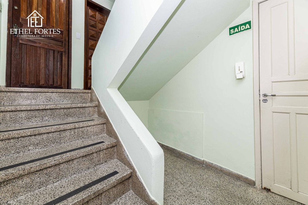 PEQUENO LANCE DE ESCADA DE ACESSO AO APARTAMENTO