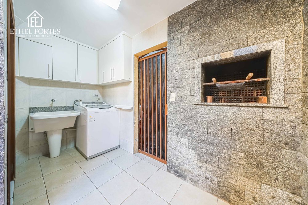 �REA COBERTA COM CHURRASQUEIRA E LAVANDERIA