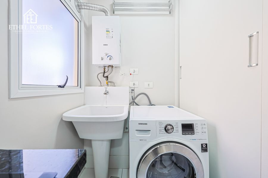 LAVANDERIA COM MÓVEIS E AQUECEDOR DE PASSAGEM