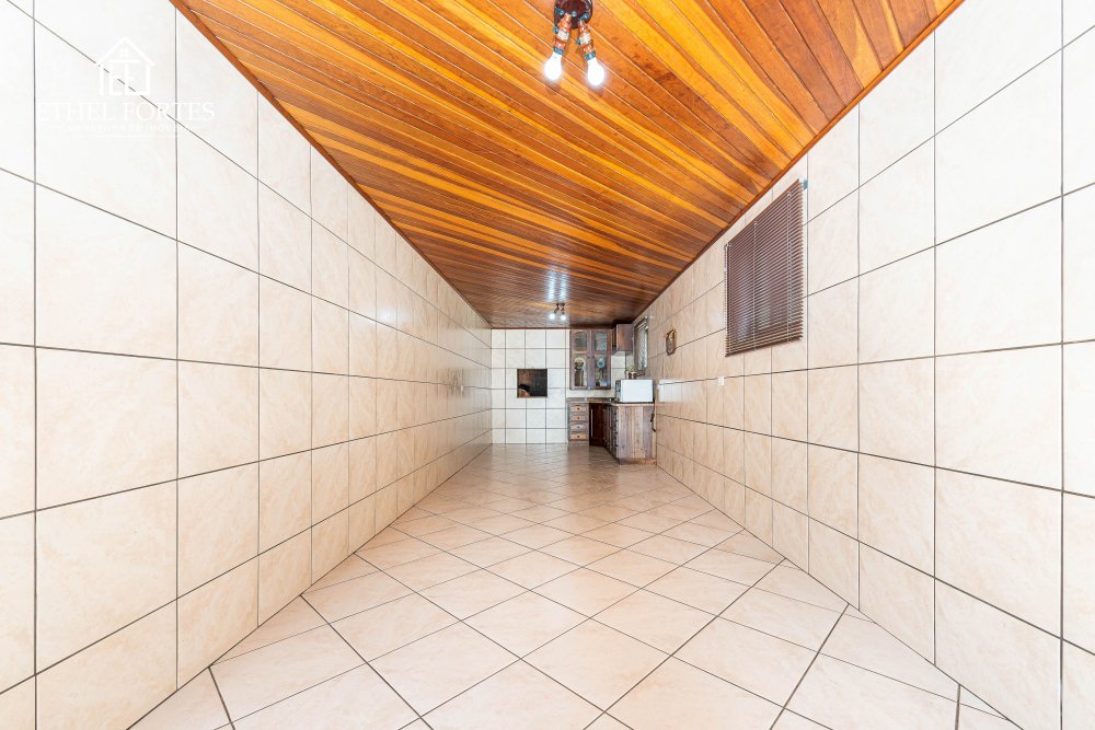 GARAGEM COBERTA/CHURRASQUEIRA