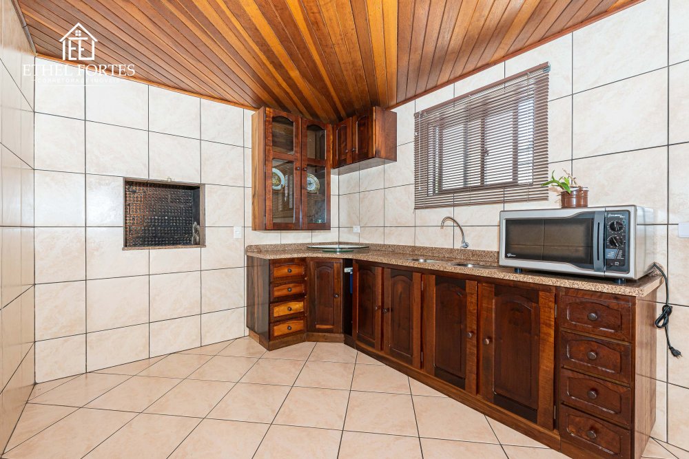 GARAGEM COBERTA/CHURRASQUEIRA