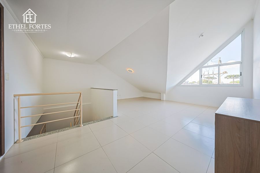 ÁTICO COM ILUMINAÇÃO NATURAL