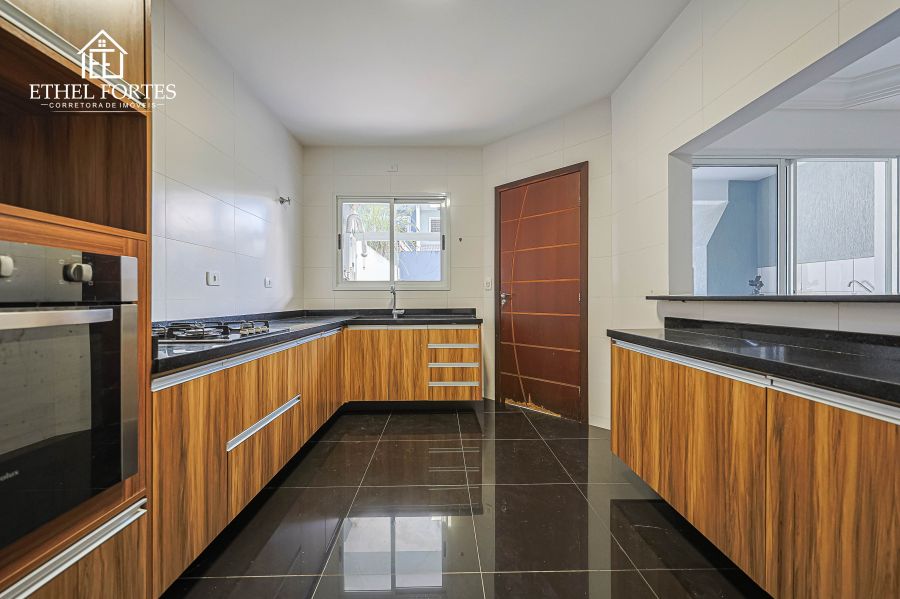 COZINHA COM MÓVEIS PLANEJADOS, COOKTOP E FORNO ELÉTRICO INCLUSOS