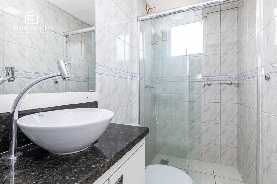 BANHEIRO SOCIAL COM ARM�RIO E BOX