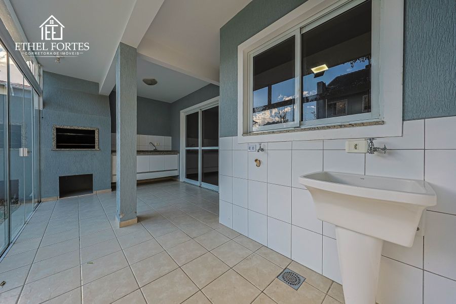 ÁREA COBERTA COM CHURRASQUEIRA E LAVANDERIA