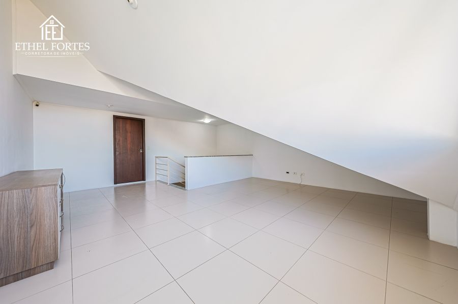 ÁTICO COM ILUMINAÇÃO NATURAL