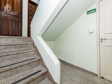 PEQUENO LANCE DE ESCADA DE ACESSO AO APARTAMENTO