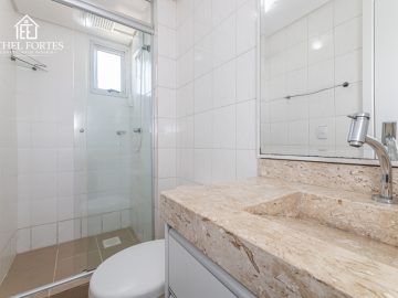 BANHEIRO DA SUTE COM BOX, ARMRIO PLANEJADO E PIA DE GRANITO