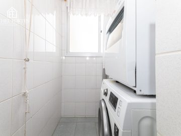 LAVANDERIA COM ARMRIO PLANEJADO E VENTILAO NATURAL