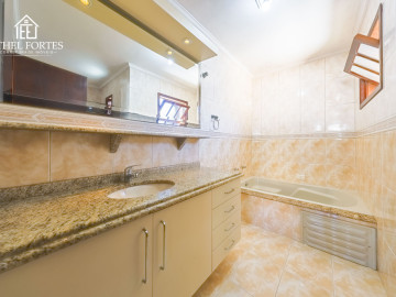 BANHEIRO SUTE COM ARMRIO E BANHEIRA