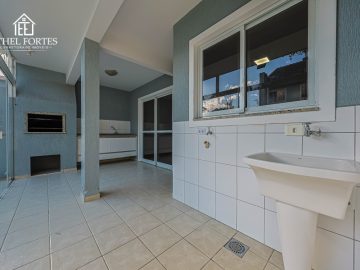 �REA COBERTA COM CHURRASQUEIRA E LAVANDERIA